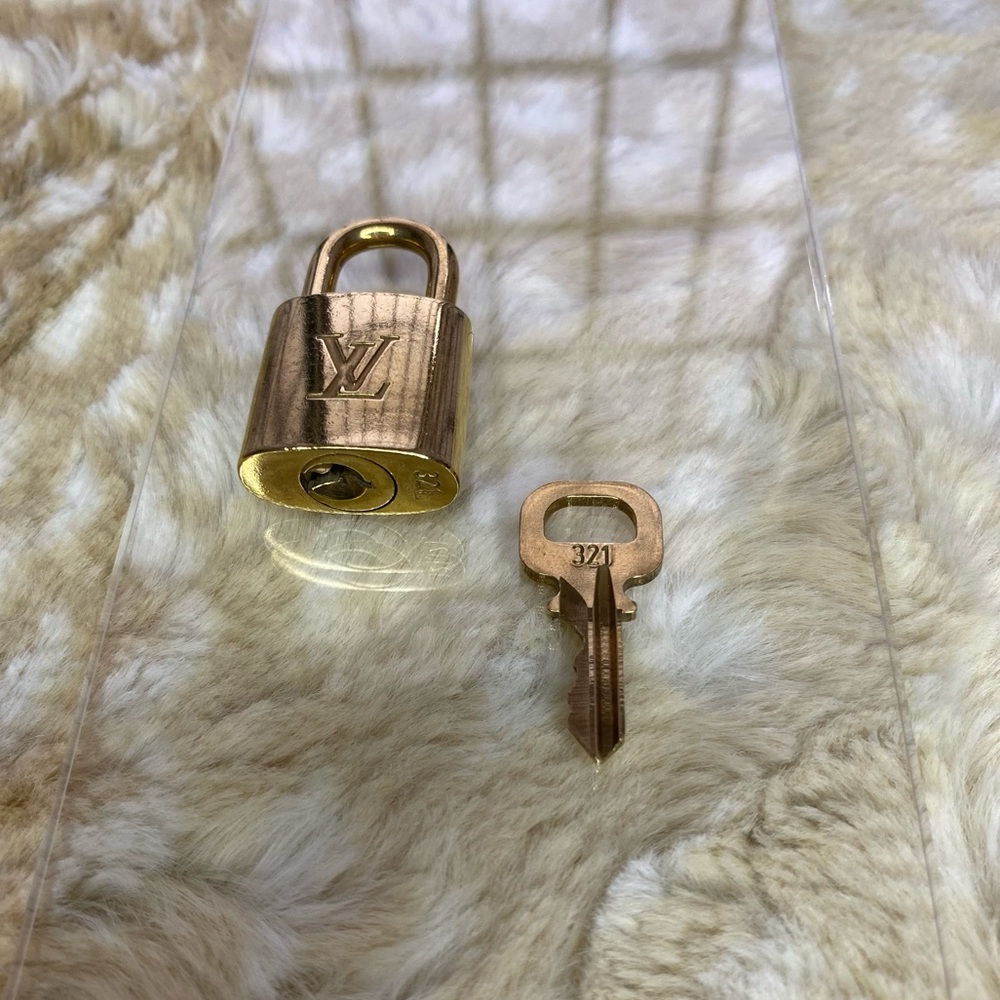 Louis Vuitton #321 Lock & Key - Picture 4 of 6